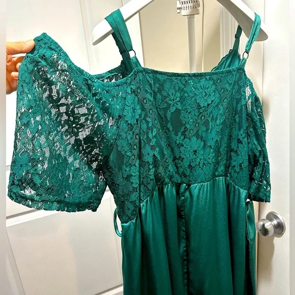 BloomChic Plus Size Guipure Lace Insert Cold Shoulder Split Party Dress - Picture 7 of 9